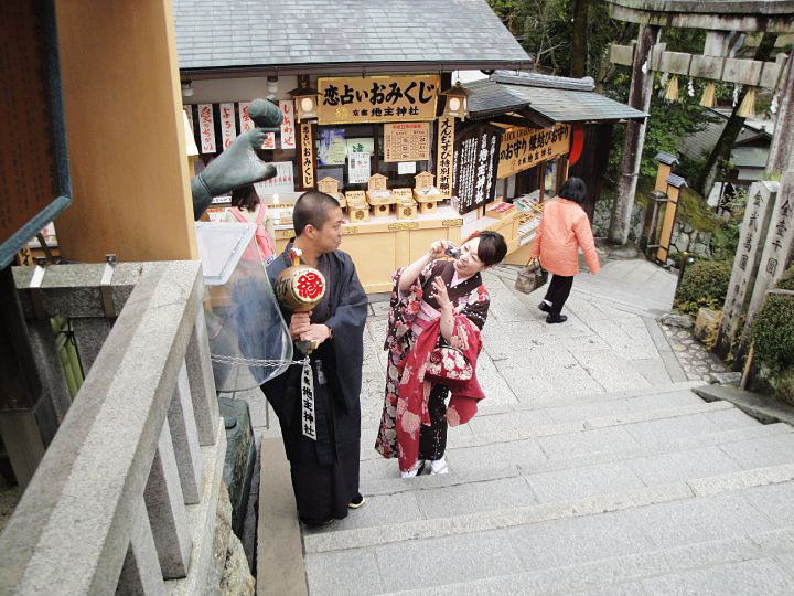 Prvi put u japan par u hramu