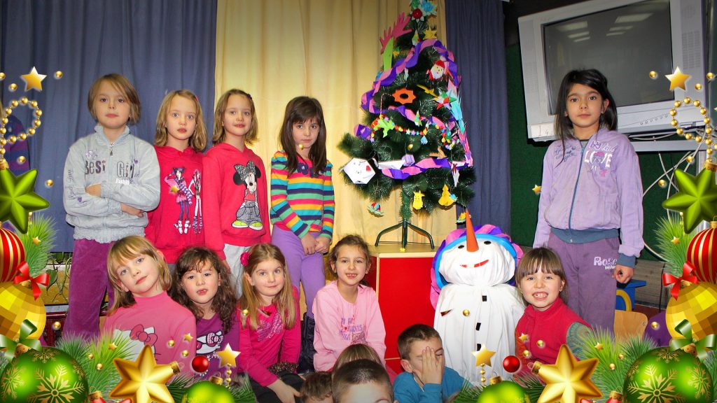 Djaci prvaci i jelka koju su okitili origami figuricama