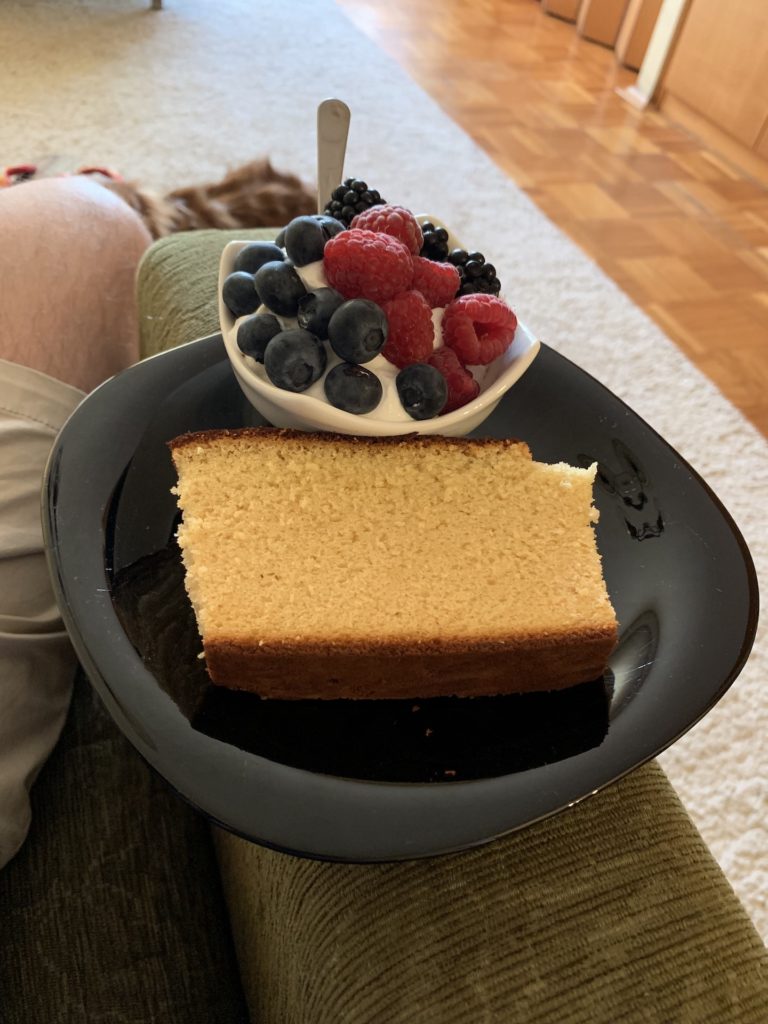 Home made kasutera sa šlagom i sezonskim voćem